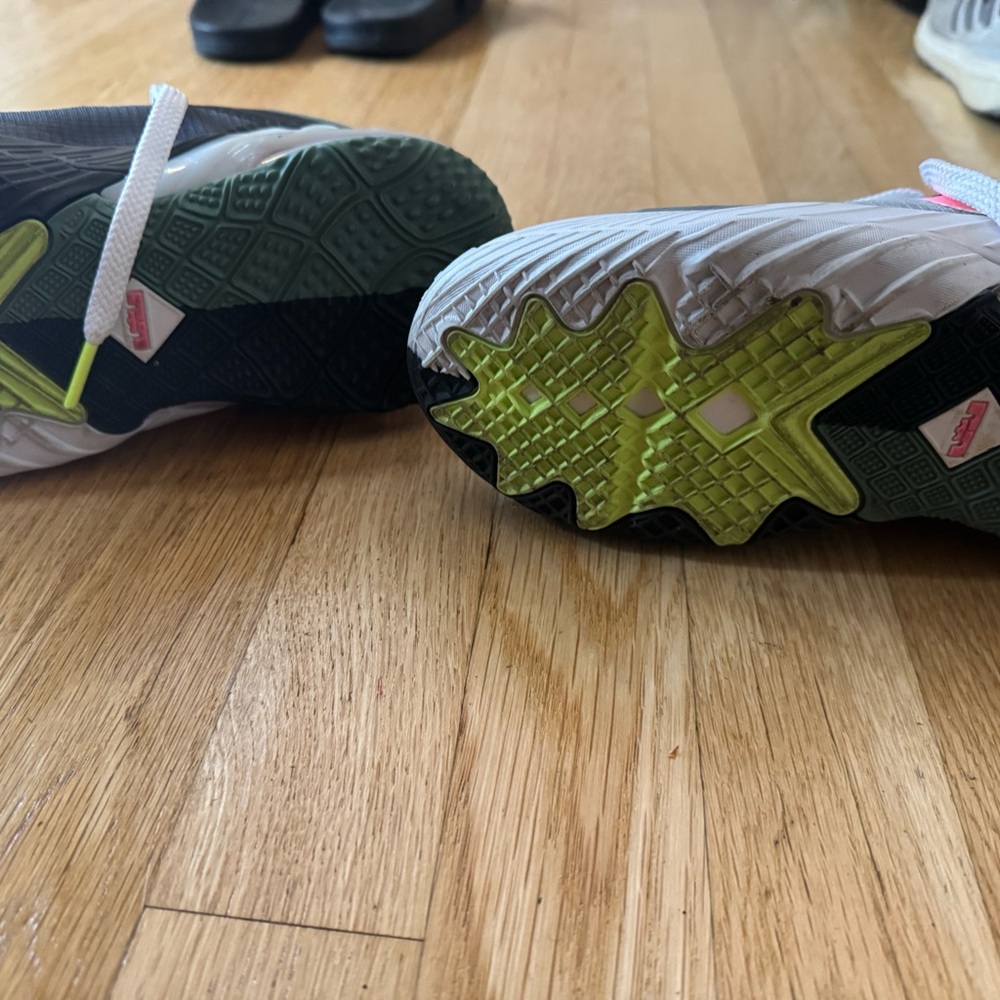 Nike LeBron 18 Low “Looney Tunes” Series